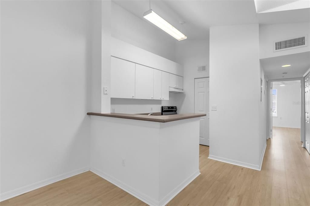 For Rent: $1,370 (1 beds, 1 baths, 650 Square Feet)