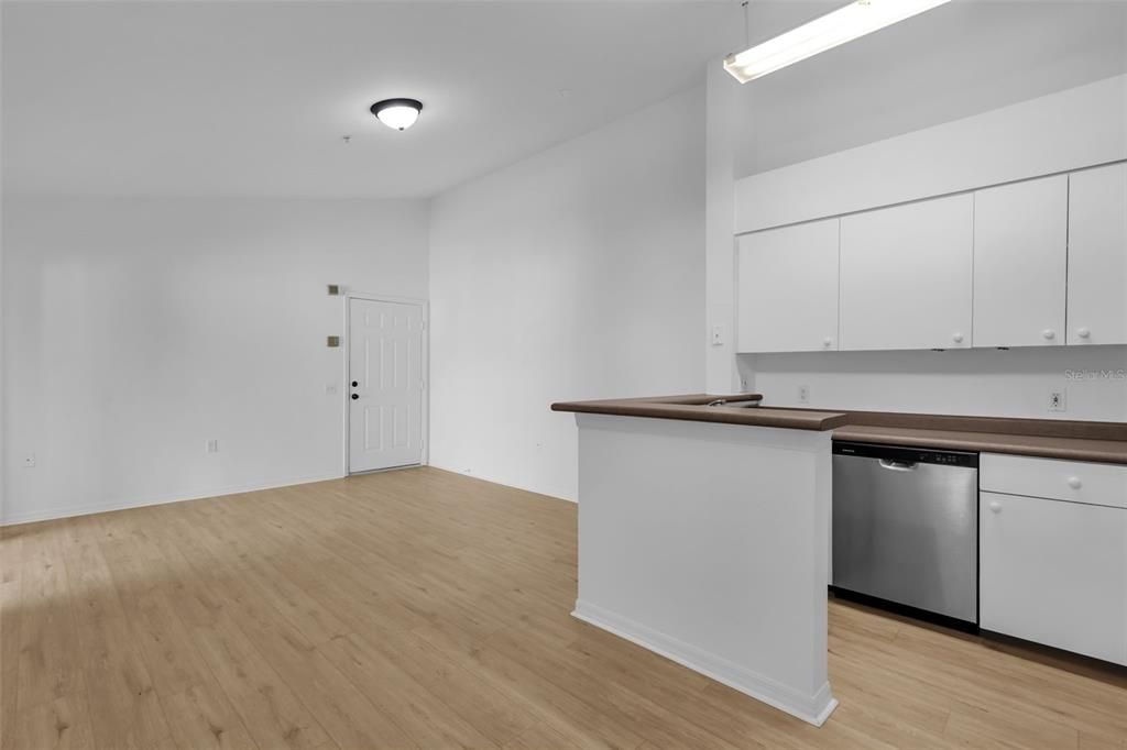 For Rent: $1,370 (1 beds, 1 baths, 650 Square Feet)