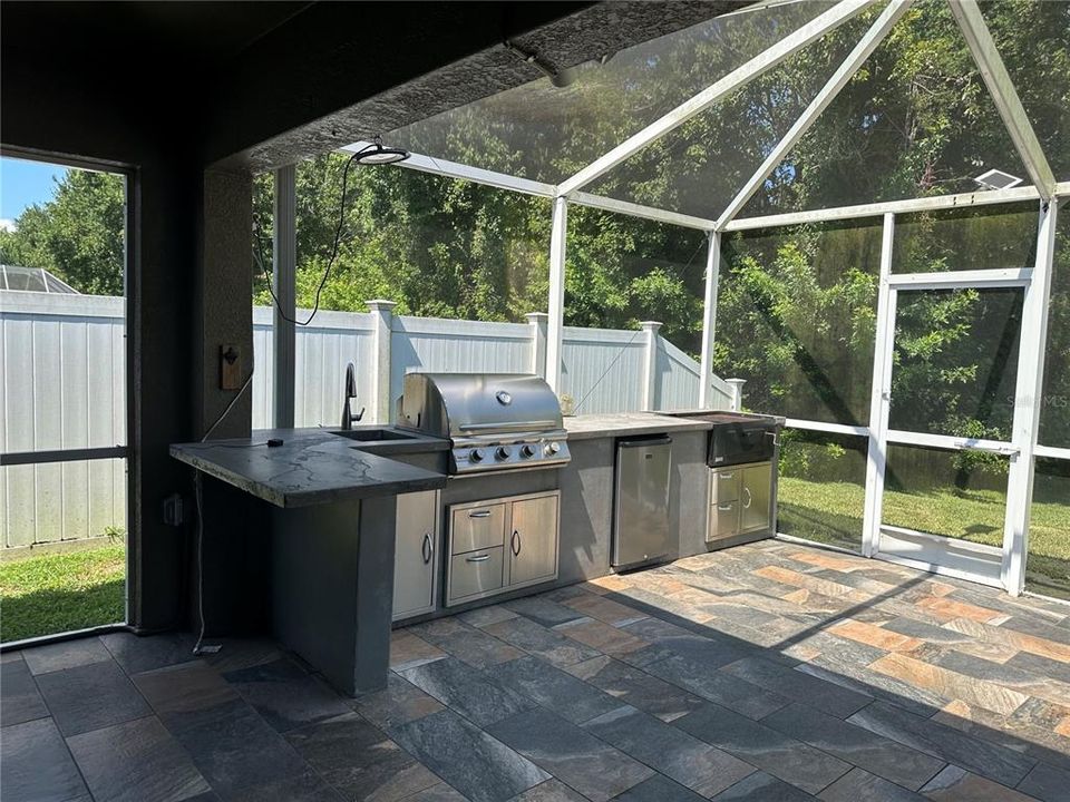 For Rent: $2,600 (4 beds, 2 baths, 1990 Square Feet)