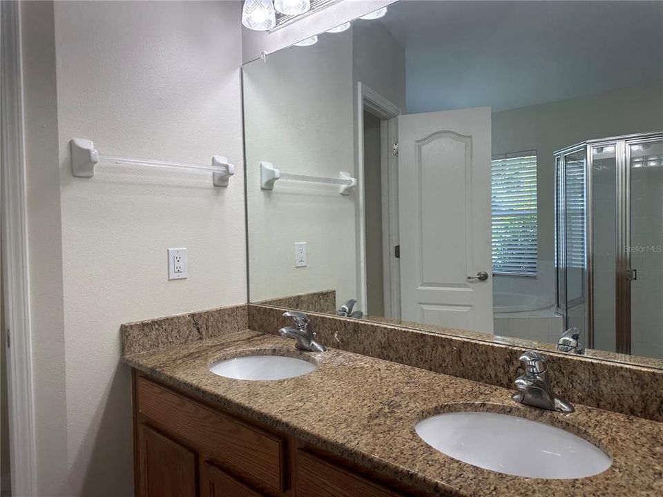 For Rent: $2,600 (4 beds, 2 baths, 1990 Square Feet)