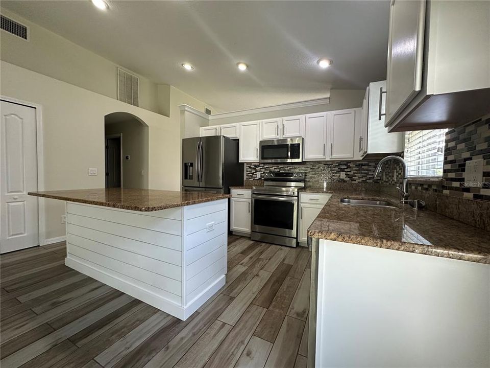 For Rent: $2,600 (4 beds, 2 baths, 1990 Square Feet)