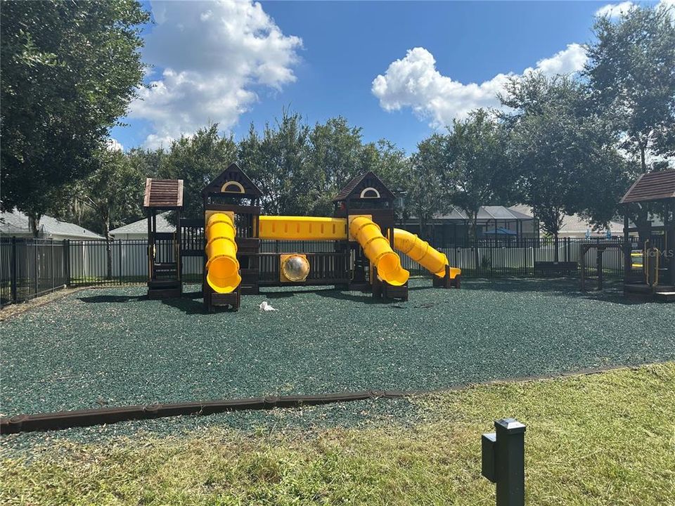 For Rent: $2,600 (4 beds, 2 baths, 1990 Square Feet)