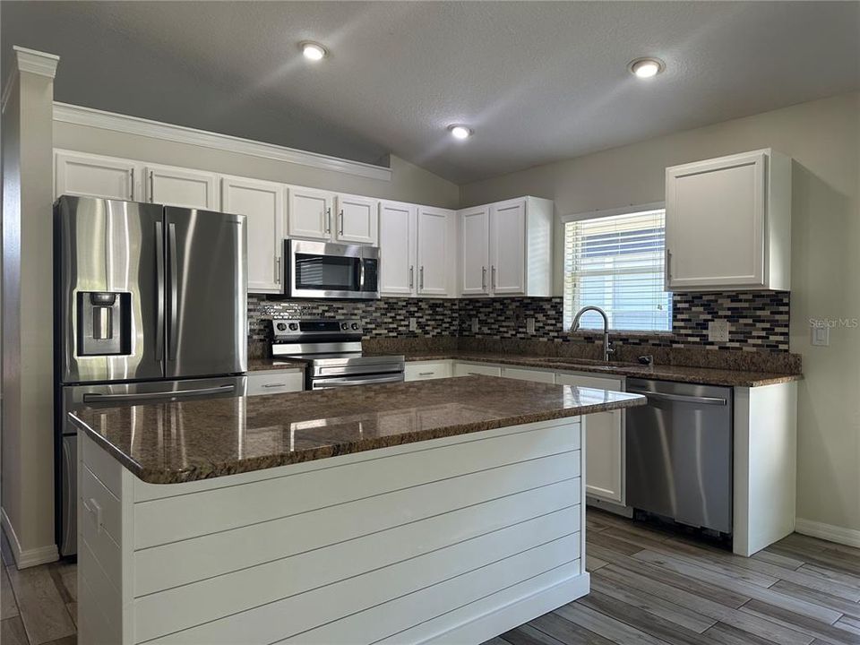 For Rent: $2,600 (4 beds, 2 baths, 1990 Square Feet)