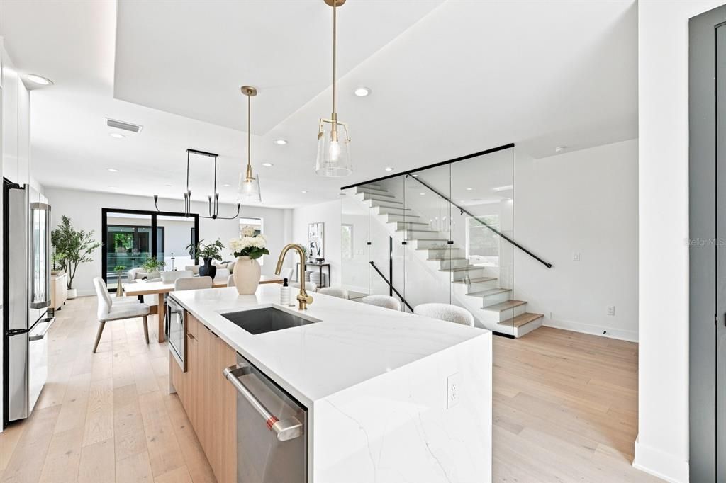 En Venta: $899,000 (3 camas, 3 baños, 2377 Pies cuadrados)