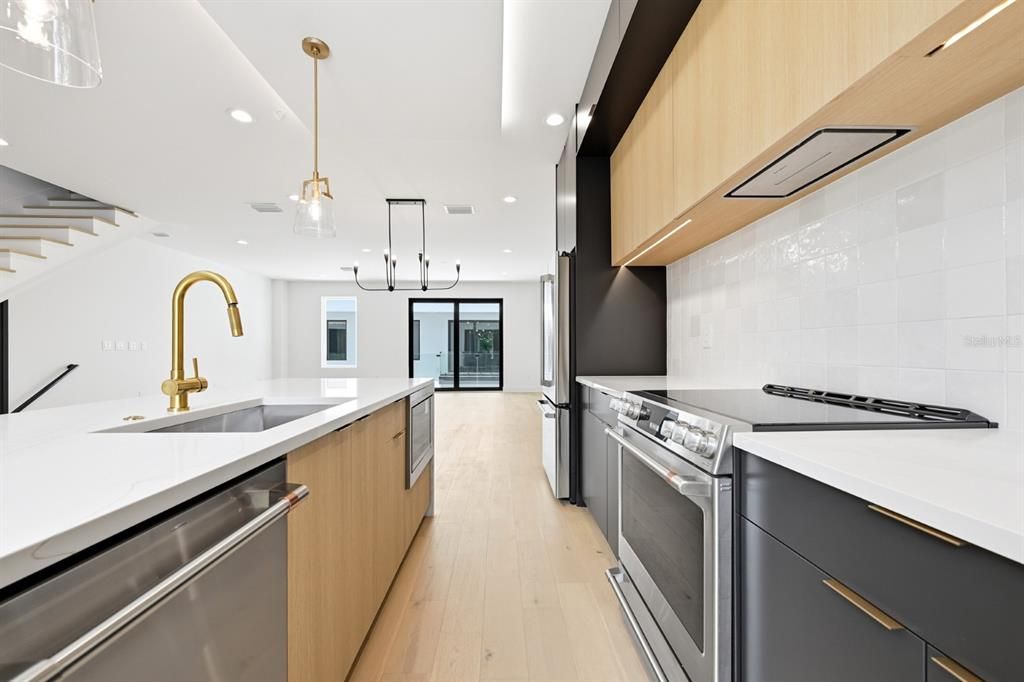 En Venta: $899,000 (3 camas, 3 baños, 2377 Pies cuadrados)