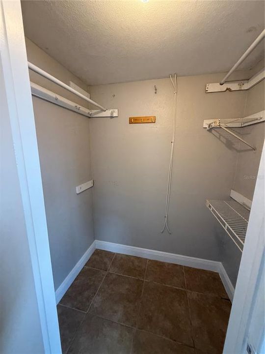 For Rent: $1,800 (3 beds, 1 baths, 1250 Square Feet)