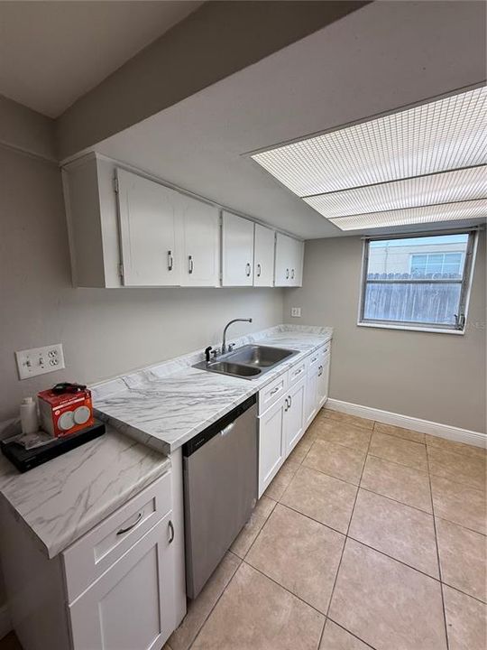 For Rent: $1,800 (3 beds, 1 baths, 1250 Square Feet)