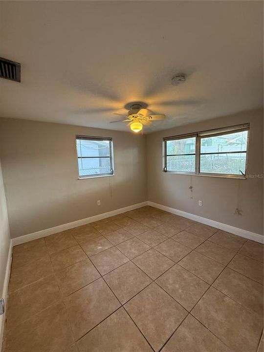 For Rent: $1,800 (3 beds, 1 baths, 1250 Square Feet)