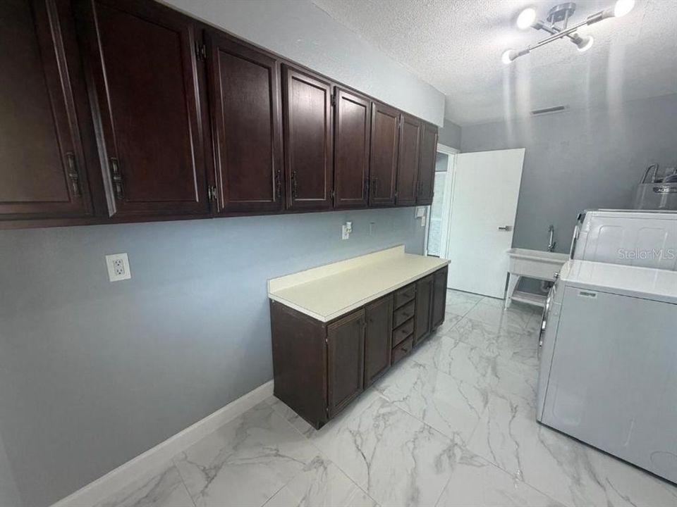 For Sale: $920,000 (5 beds, 3 baths, 4350 Square Feet)