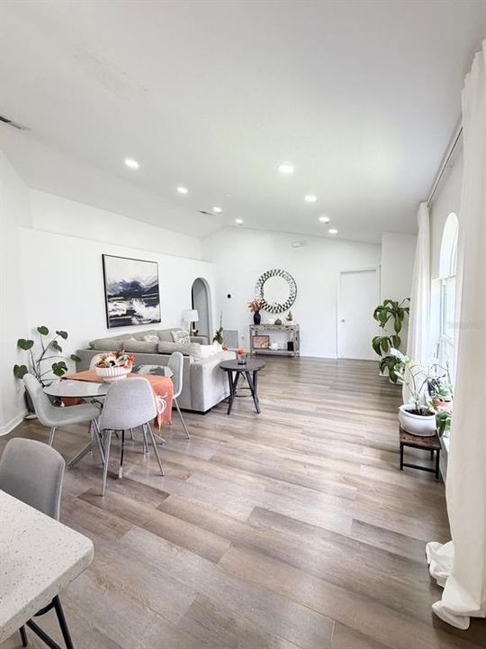 For Sale: $375,000 (3 beds, 2 baths, 1272 Square Feet)