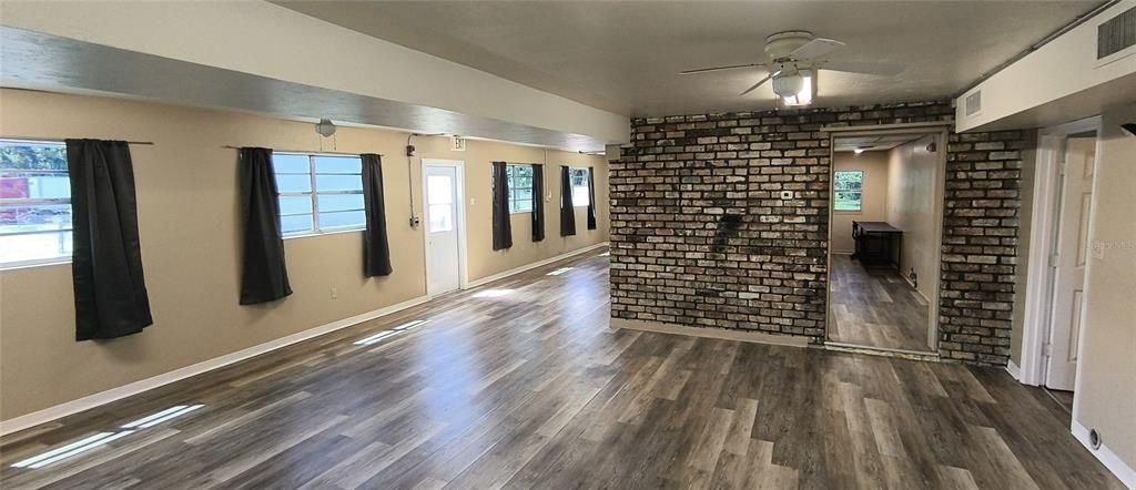 For Sale: $158,500 (0 beds, 0 baths, 1195 Square Feet)