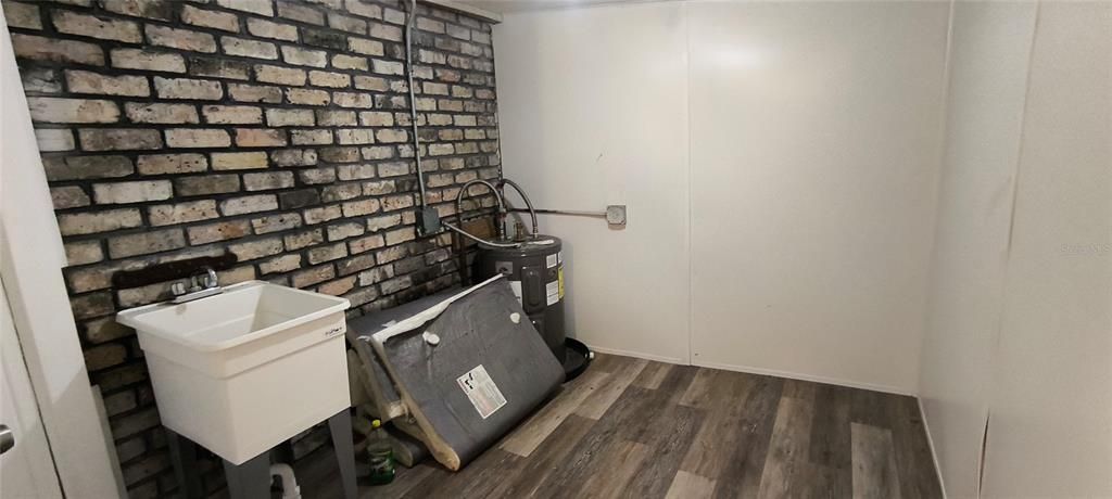 For Sale: $158,500 (0 beds, 0 baths, 1195 Square Feet)