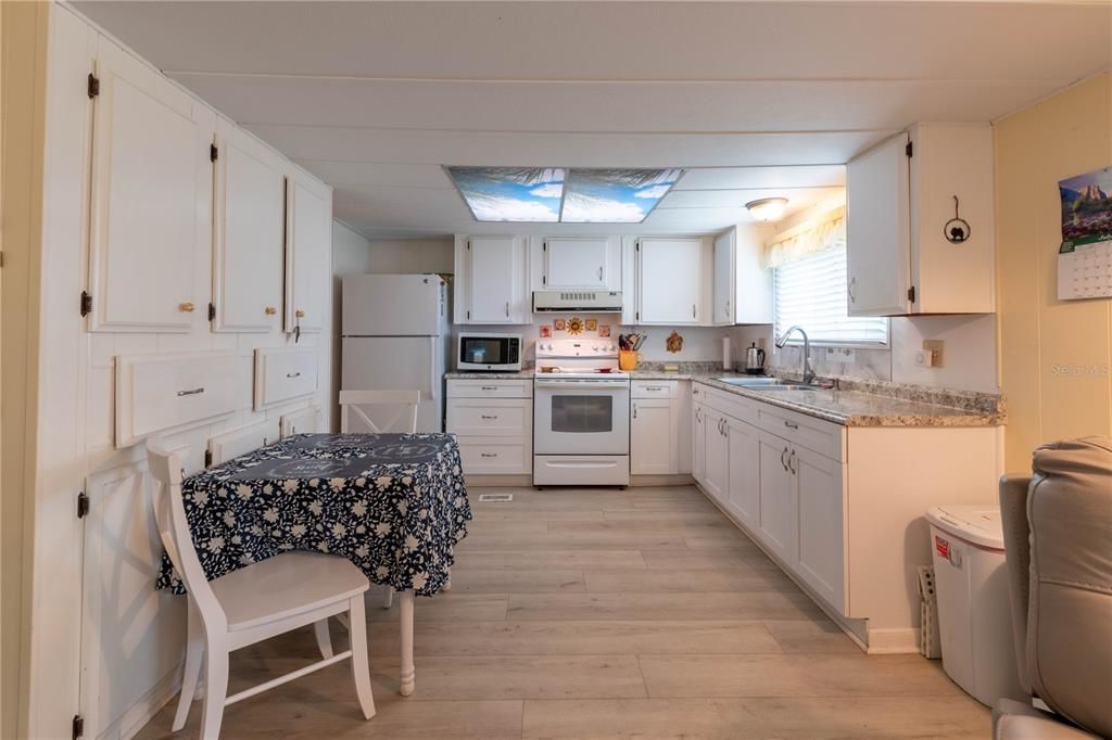 На продажу: $199,000 (2 спален, 2 ванн, 1344 Квадратных фут)