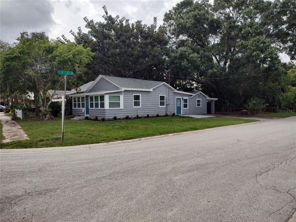 For Rent: $2,700 (3 beds, 2 baths, 1356 Square Feet)