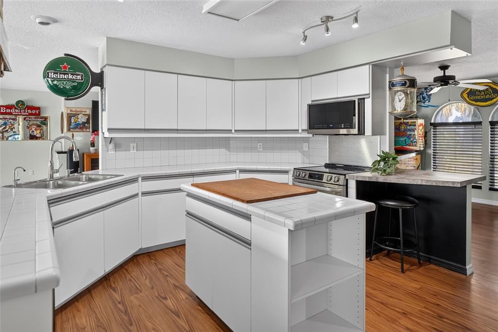 For Sale: $689,000 (3 beds, 2 baths, 2170 Square Feet)