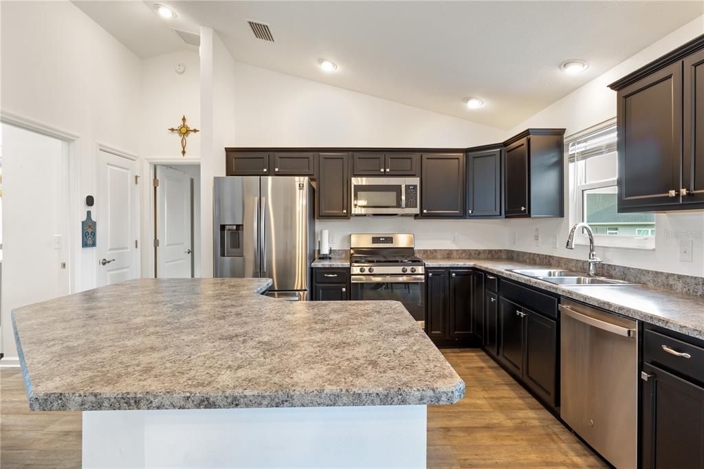 For Sale: $339,900 (3 beds, 2 baths, 1392 Square Feet)