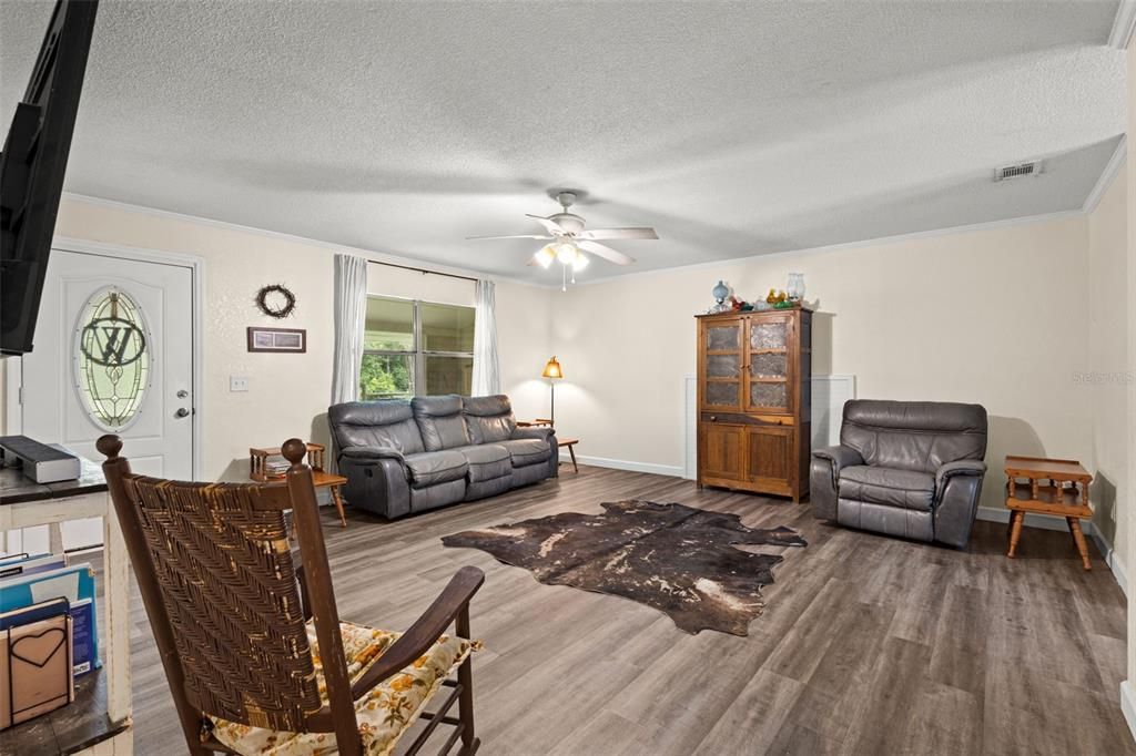 For Sale: $275,000 (3 beds, 1 baths, 1577 Square Feet)