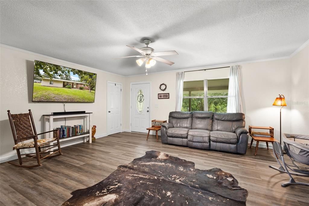 For Sale: $275,000 (3 beds, 1 baths, 1577 Square Feet)
