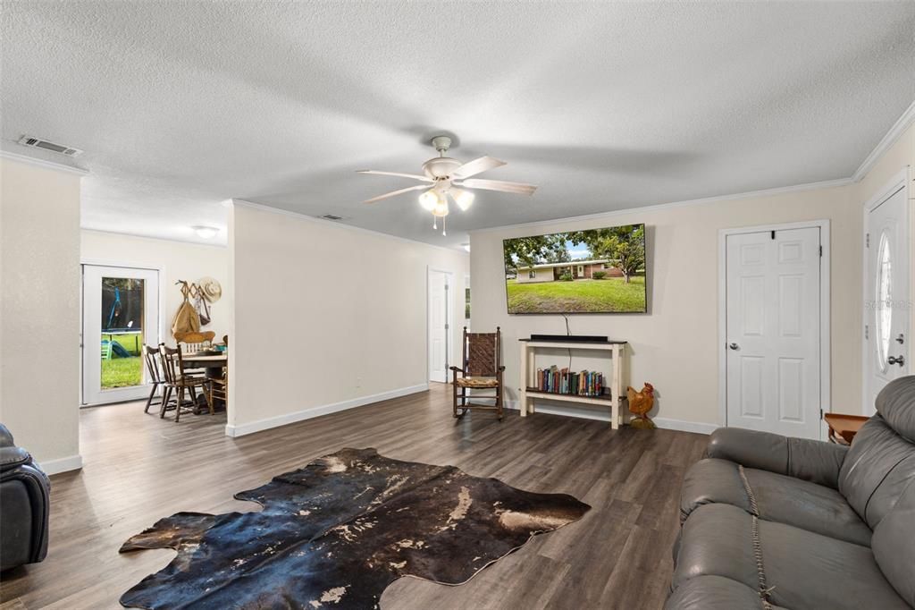 For Sale: $275,000 (3 beds, 1 baths, 1577 Square Feet)