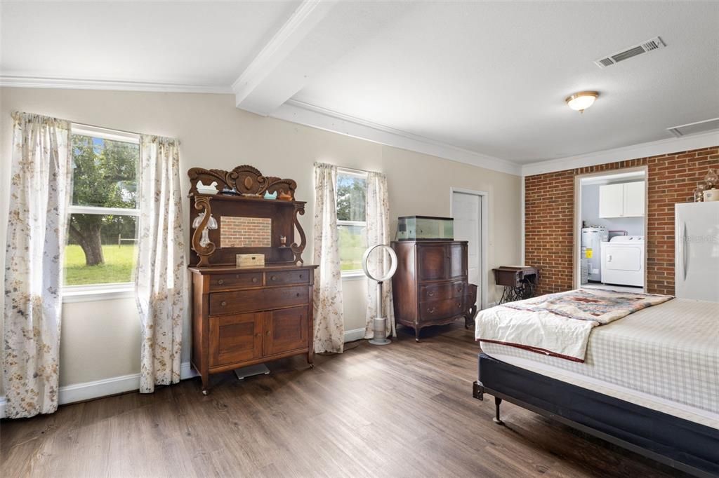 For Sale: $275,000 (3 beds, 1 baths, 1577 Square Feet)