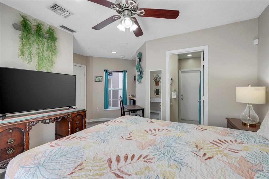 For Sale: $500,000 (5 beds, 5 baths, 2265 Square Feet)