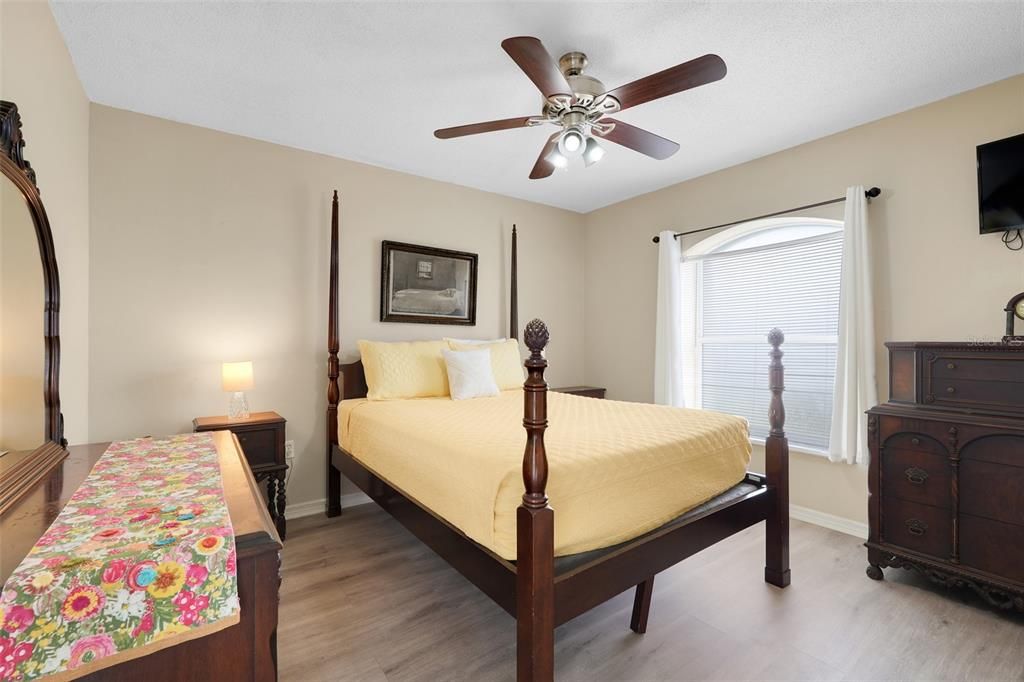 For Sale: $500,000 (5 beds, 5 baths, 2265 Square Feet)