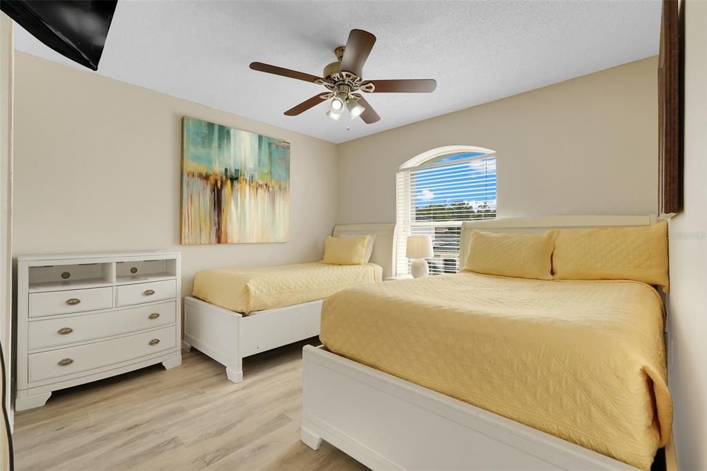 For Sale: $500,000 (5 beds, 5 baths, 2265 Square Feet)