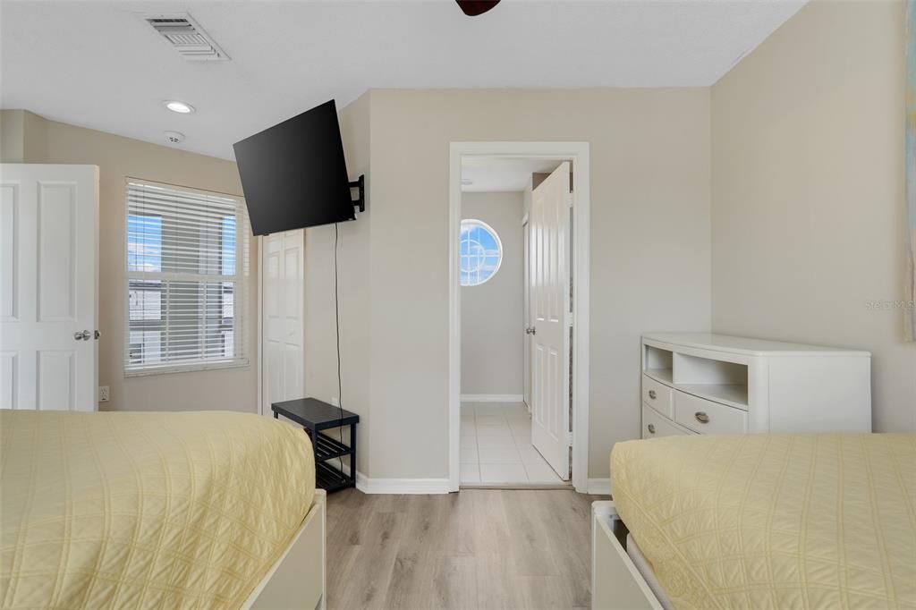 For Sale: $500,000 (5 beds, 5 baths, 2265 Square Feet)