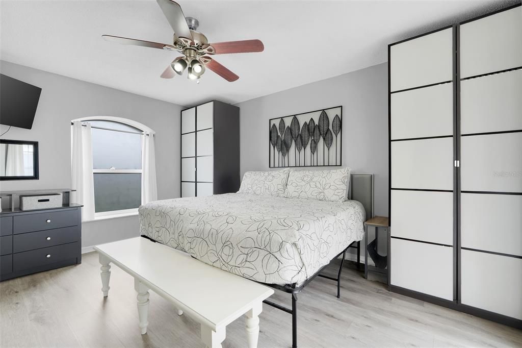 For Sale: $500,000 (5 beds, 5 baths, 2265 Square Feet)