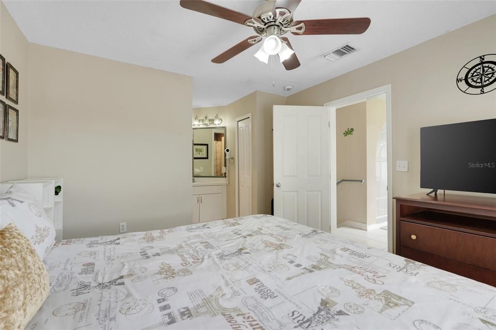 For Sale: $500,000 (5 beds, 5 baths, 2265 Square Feet)