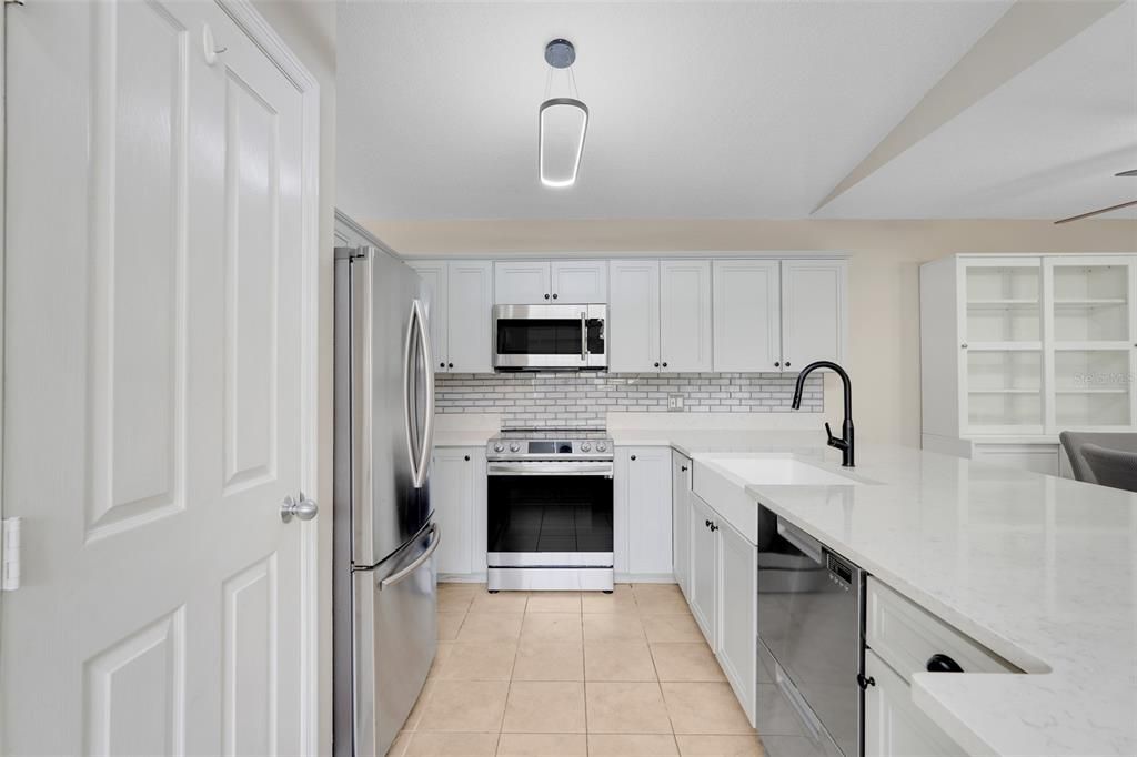 For Sale: $500,000 (5 beds, 5 baths, 2265 Square Feet)