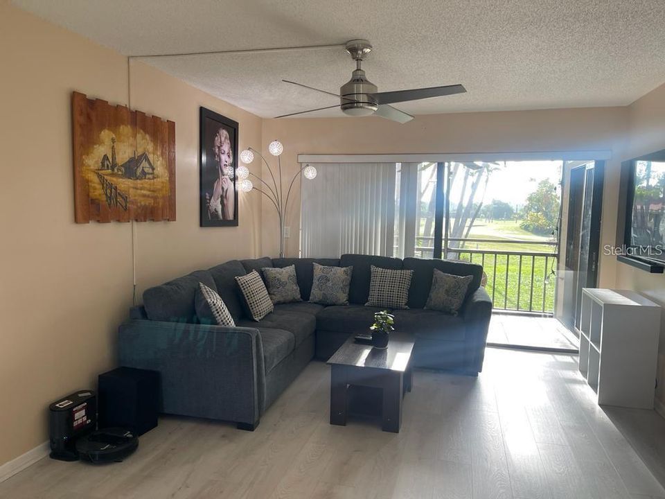 En Venta: $389,900 (2 camas, 2 baños, 890 Pies cuadrados)