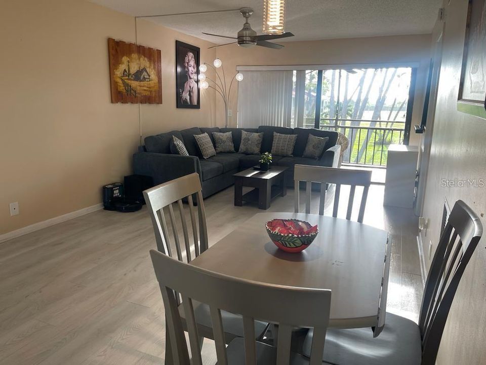 En Venta: $389,900 (2 camas, 2 baños, 890 Pies cuadrados)