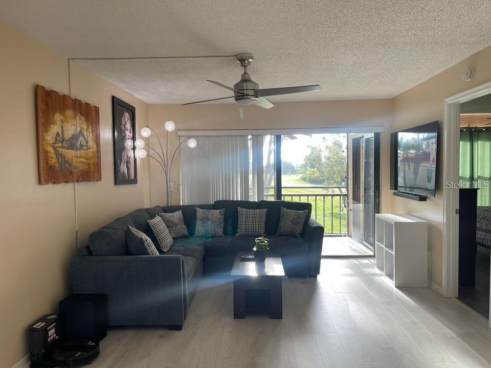 En Venta: $389,900 (2 camas, 2 baños, 890 Pies cuadrados)