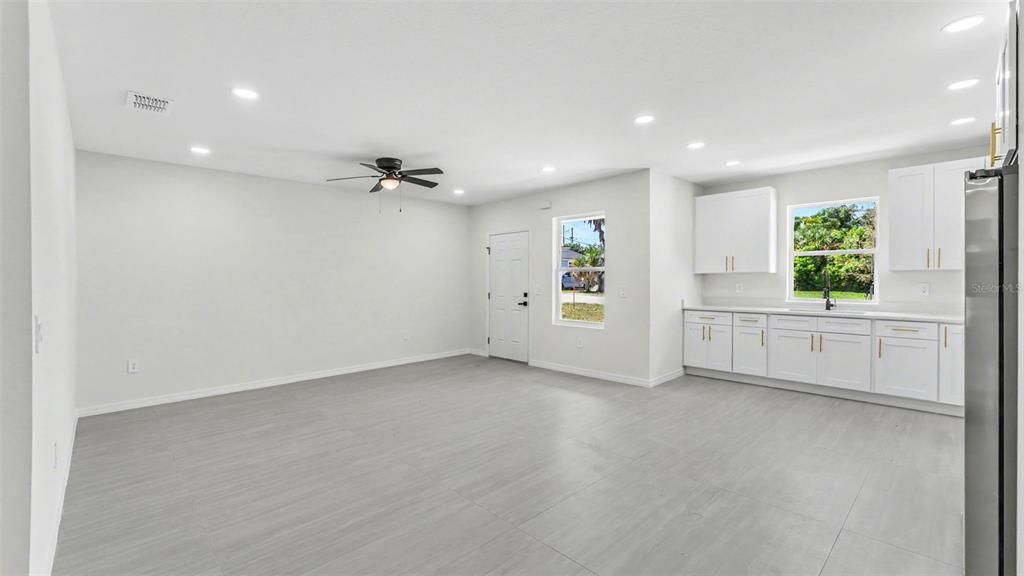 For Sale: $259,999 (3 beds, 2 baths, 1200 Square Feet)