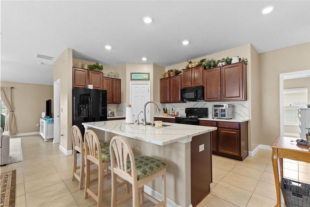 На продажу: $339,000 (4 спален, 2 ванн, 1804 Квадратных фут)