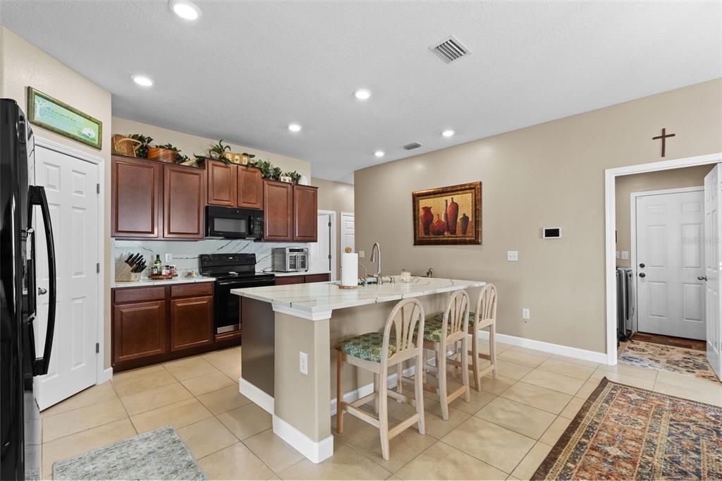 На продажу: $339,000 (4 спален, 2 ванн, 1804 Квадратных фут)