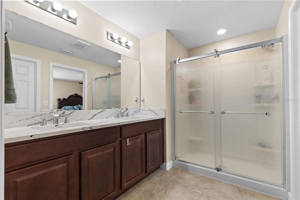 На продажу: $339,000 (4 спален, 2 ванн, 1804 Квадратных фут)