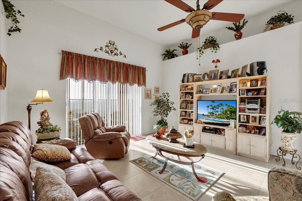 For Sale: $319,900 (3 beds, 2 baths, 2086 Square Feet)
