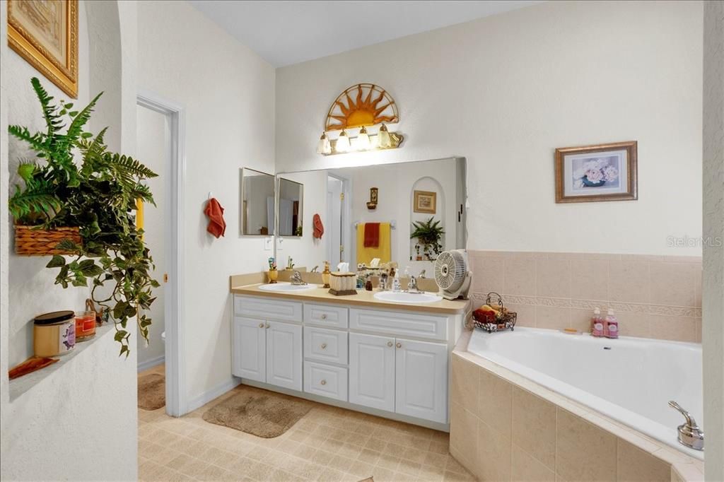 For Sale: $319,900 (3 beds, 2 baths, 2086 Square Feet)