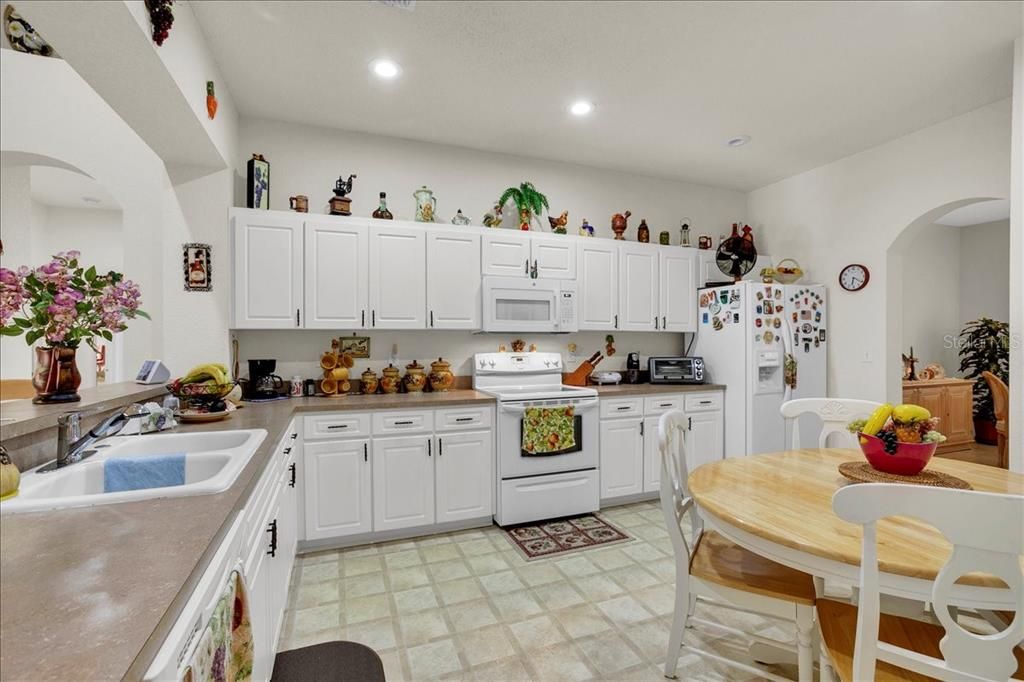 For Sale: $319,900 (3 beds, 2 baths, 2086 Square Feet)