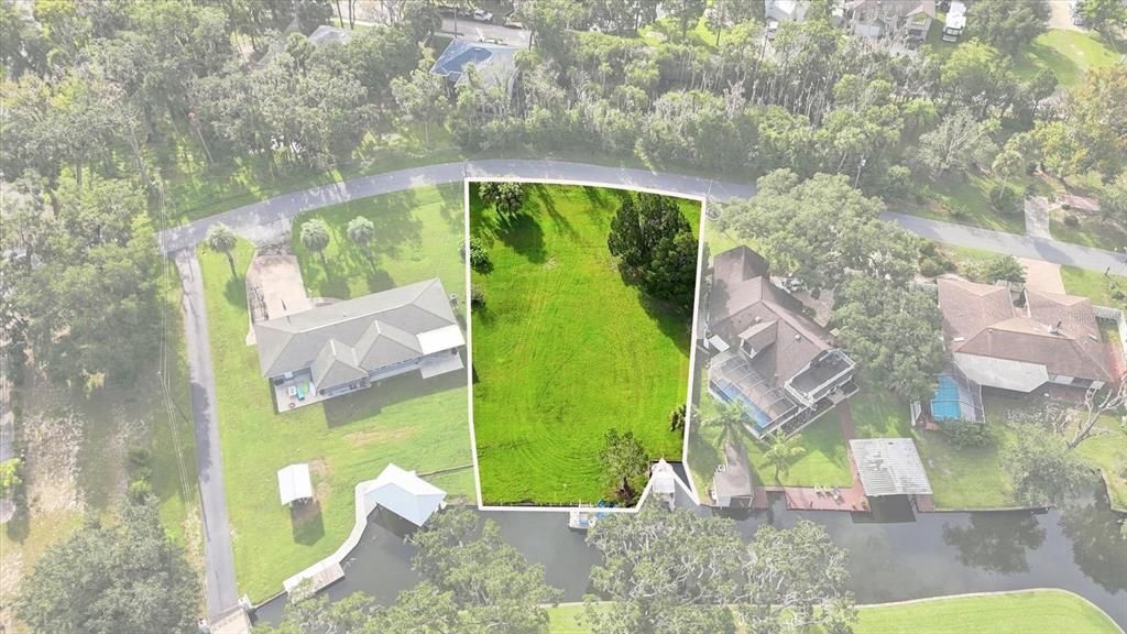 На продажу: $341,500 (0.49 acres)