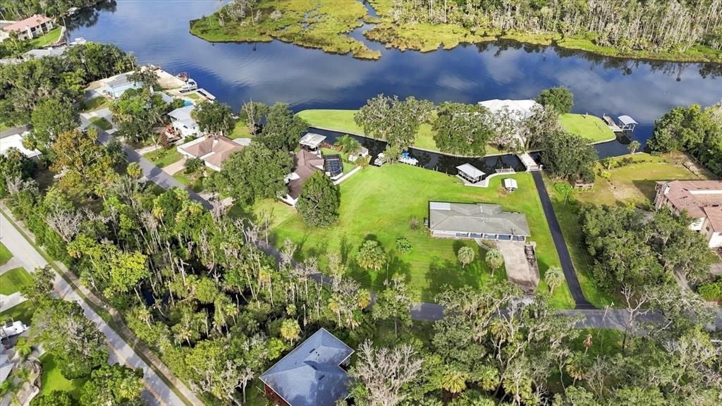 На продажу: $341,500 (0.49 acres)