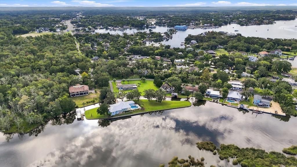 На продажу: $341,500 (0.49 acres)