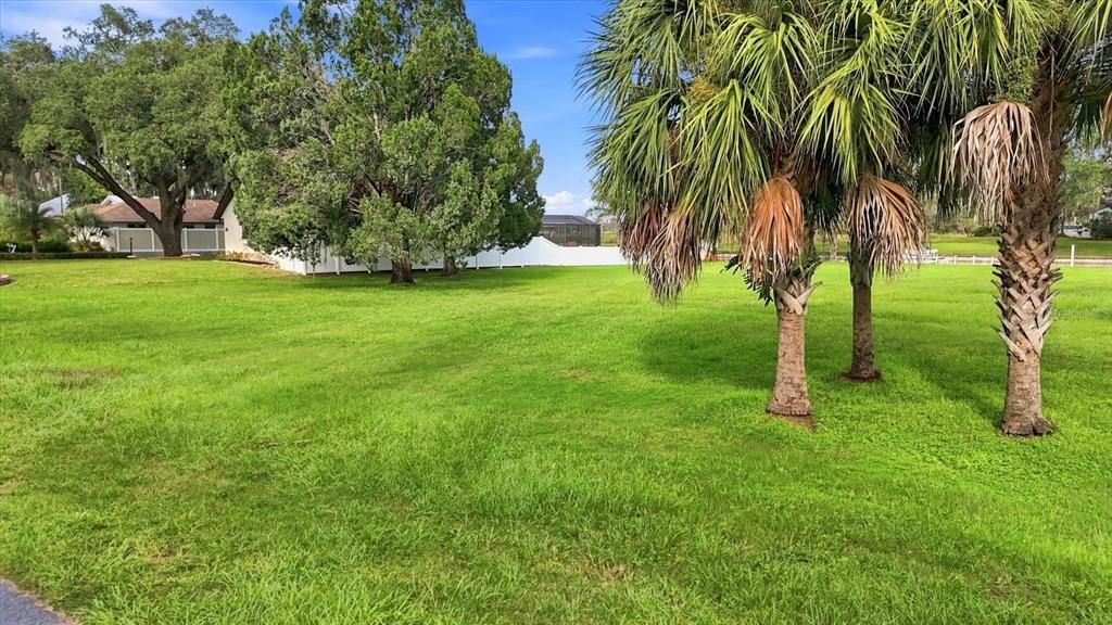 На продажу: $341,500 (0.49 acres)
