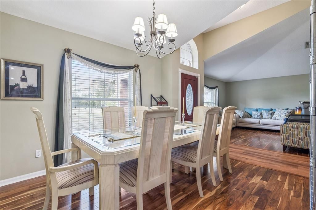 En Venta: $369,900 (4 camas, 2 baños, 2102 Pies cuadrados)