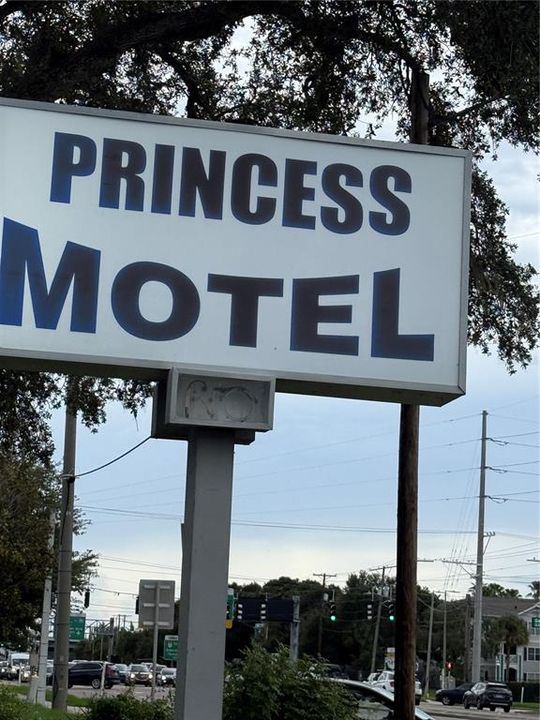 На продажу: $3,500,000 (1.26 acres)
