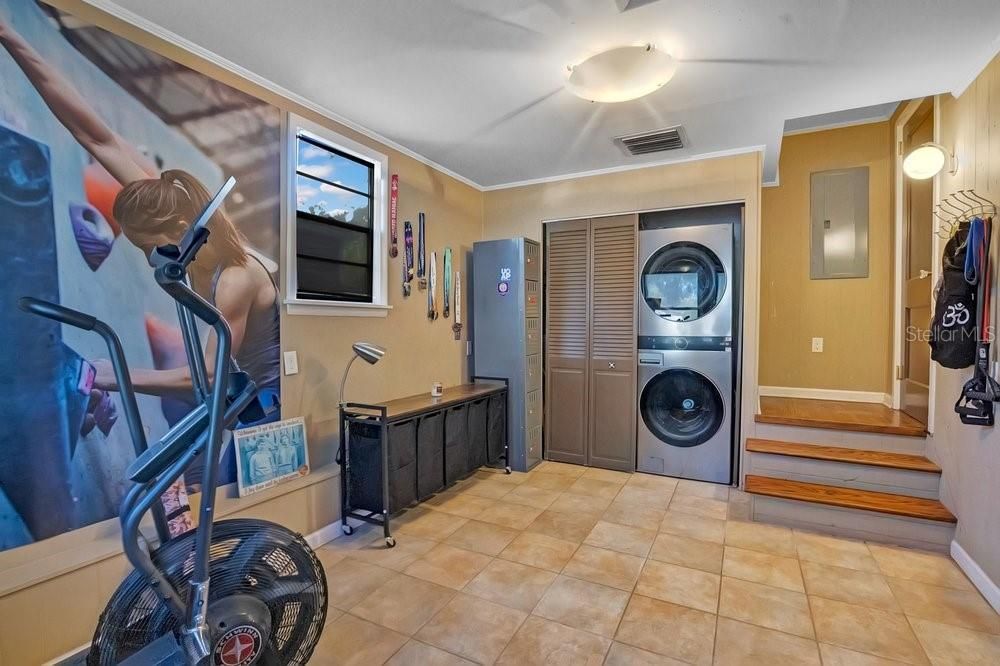 For Sale: $459,000 (2 beds, 1 baths, 1226 Square Feet)
