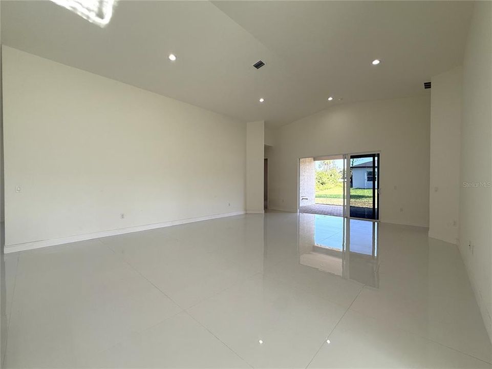 For Sale: $389,900 (4 beds, 3 baths, 2759 Square Feet)