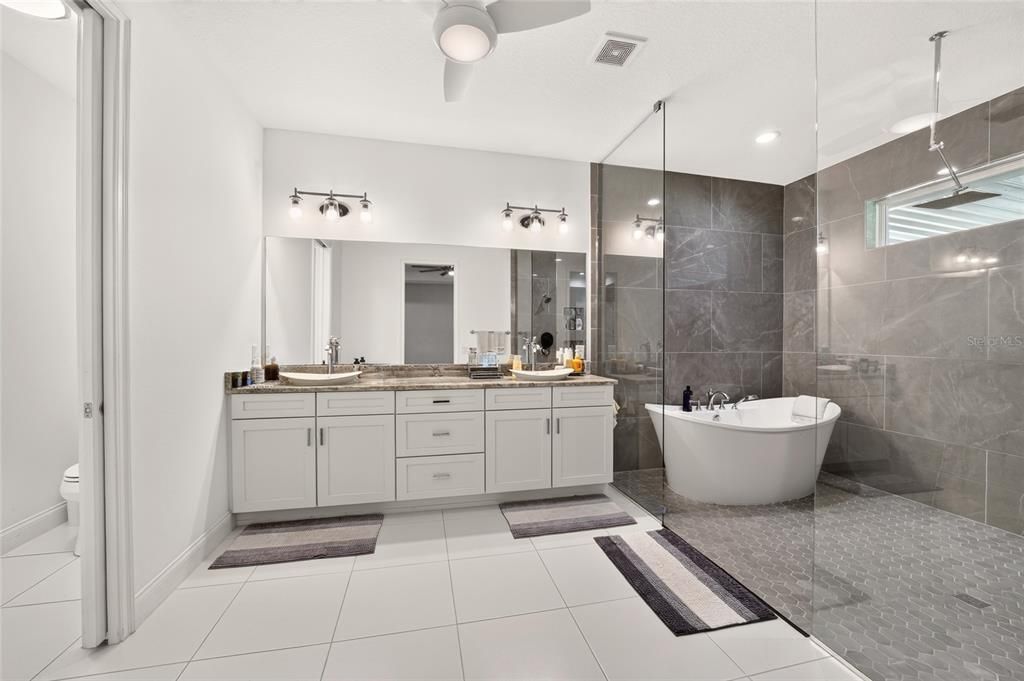 For Sale: $999,000 (3 beds, 3 baths, 2601 Square Feet)